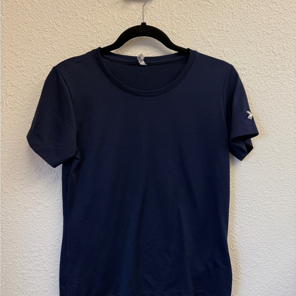 Under Armour Wonen's Navy Blue T-Shirt Size M